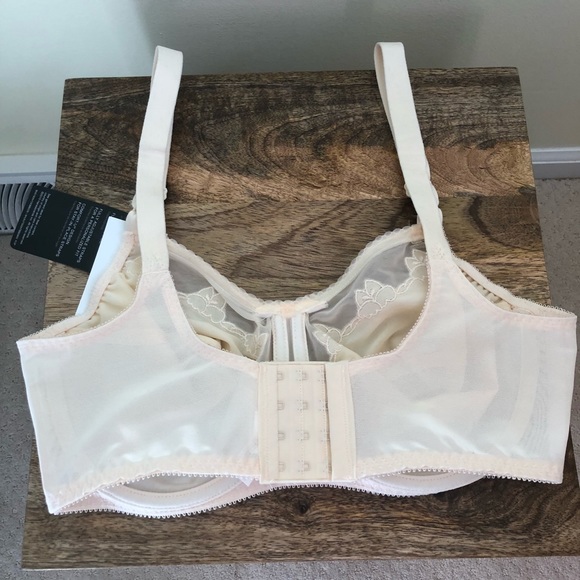 Bali Intimates & Sleepwear Bali Light Beige Comfort U Flower